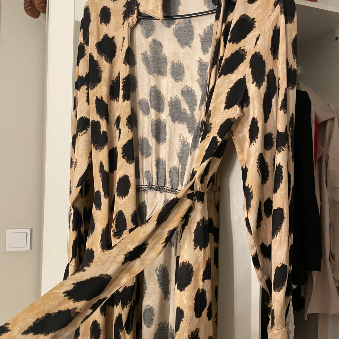 Leopardmönstrad omlottklänning