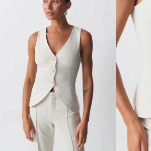 Väst Gina  - Krämvit/ beige väst från Gina Tricot. Bra skick och inga tecken på användning. Helt slutsåld! Säljer pga att den var för liten. Nypris 459kr 