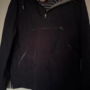 Blå vindjacka med dragkedja - Marinblå pretty green jacka i storlek i M, bra skick.