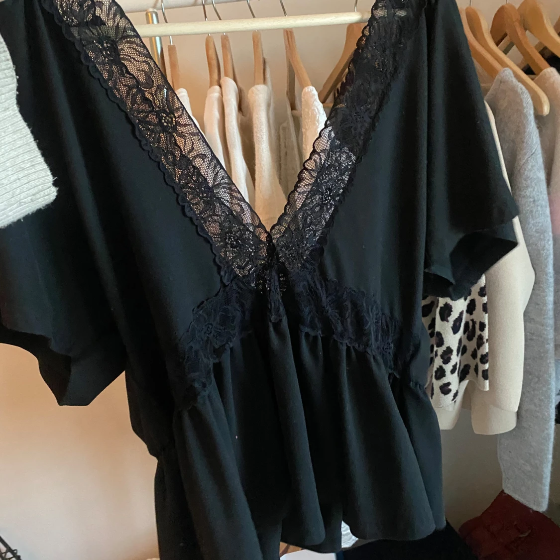 Svart blus med spetsdetaljer