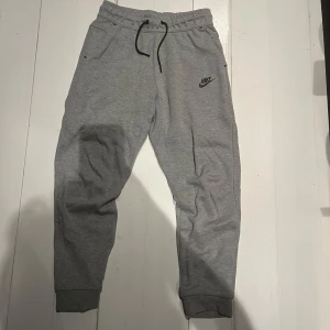 Nike tech byxor - Nike tech fleece byxor. Nästan helt nya mycket bra skick, skriv om ni har frågor. Köpta på unisport för ca 900