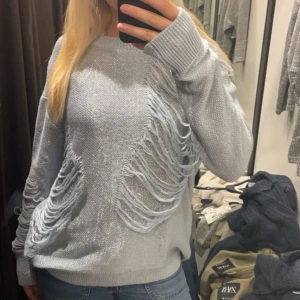 Glittrig ljusblå tröja med fransar - Säljer en glittrig ljusblå tröja med unika fransdetaljer på framsidan. Även en väldigt unik tröja💕