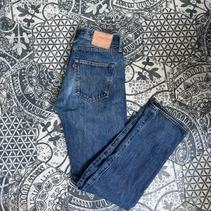 Levis 501 jeans - Klassiska blå Levis 501 jeans med rak passform! | Använda, men i mycket fint skick! | W: 31 L: 34 | Vid frågor eller funderingar finns jag i DM! 📩Mvh CVB Closet