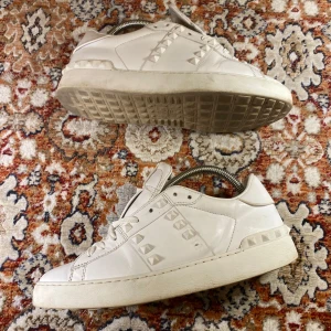 Valentino skor - Hej! Säljer nu mina skor från märket Valentino , storlek 39, en nit saknas därav låga priset annars bra skick. Givetvis äkta, Tveka inte på att höra av dig om du har frågor eller funderingar kring skorna!