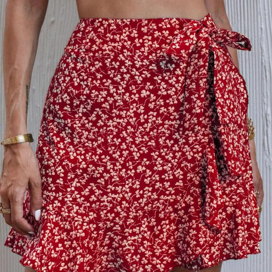 Röd blommig kjol med knytband - 2