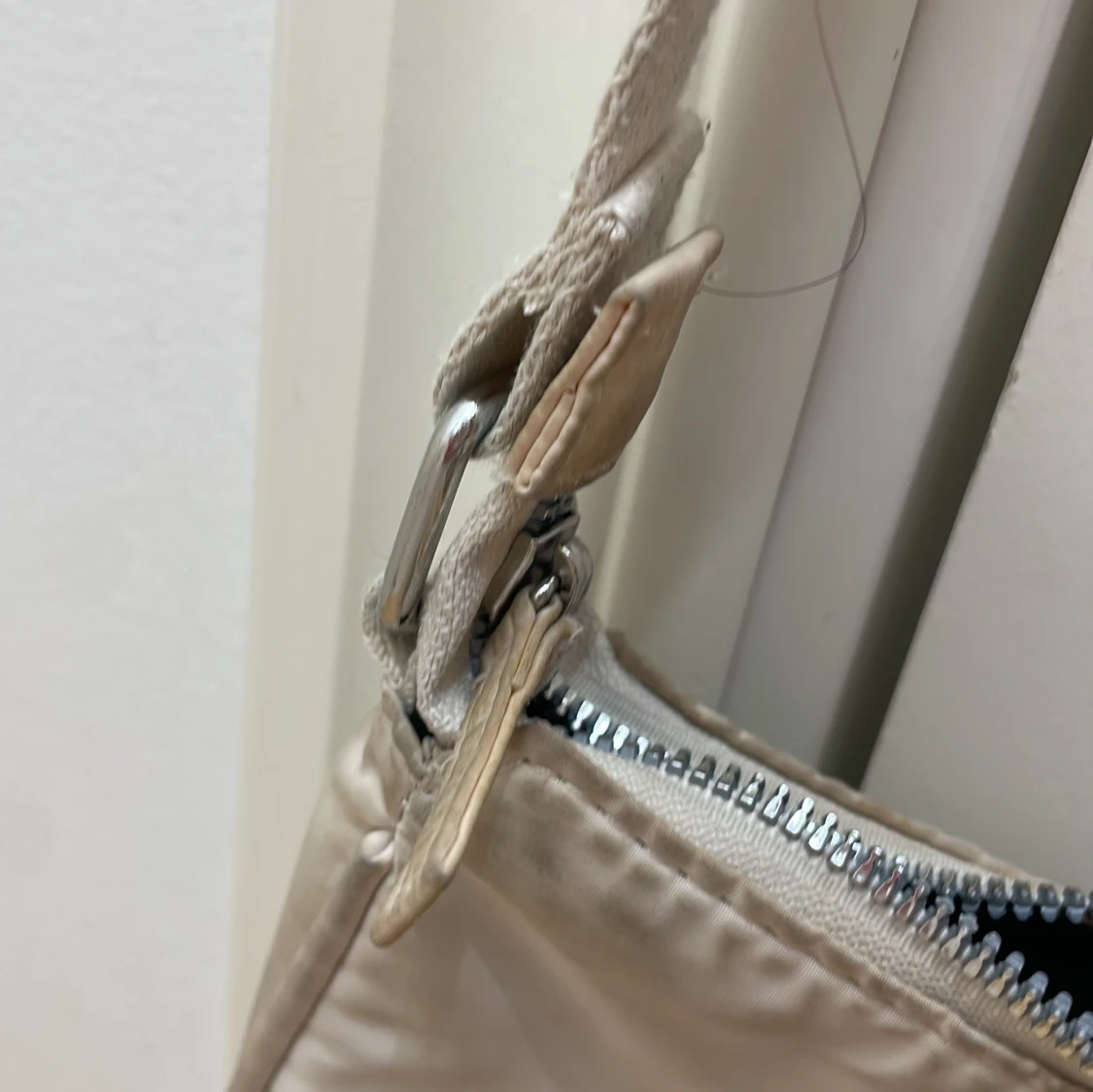 Beige axelväska med dragkedja - 1