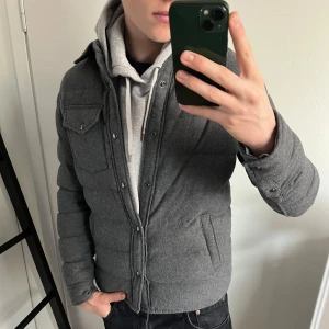 Quiltad jacka Ralph lauren - Riktigt snygg quiltad jacka från Ralph Lauren | Storlek S och passar dig runt 180 | Nypris på denna jacka ligger på runt 6-8 k| Vid frågor är det bara att höra av sig!