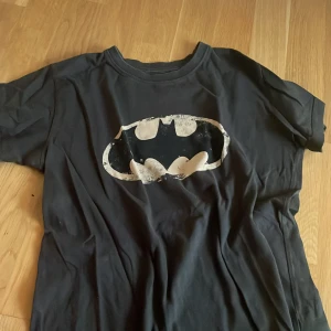 Batman tshirt  - Köpt på Plick för nått år sedan, loggan är rätt sliten men annars är den i perfekt skick 