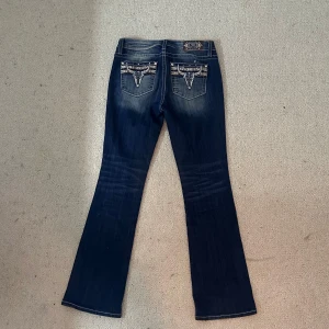 Blå bootcut jeans från Miss Me❤️🥰 - Snygga blå bootcut jeans från Miss Me med coola detaljer på bakfickorna. De är i storlek w29. Dom passar mig ganska bra (jag är 178cm och har ca w.27-28) pris kan diskuteras vid snabb affär❤️ jeansen har pytte lite fläckar på framsidan men det syns knappt men går nog att få bort!