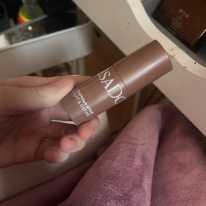 Contour stick från IsaDora - Säljer ett contour stick från IsaDora i färgen 36 Warm Mocha. Perfekt för att skapa definition och kontur i ansiktet. Produkten är vegansk och fri från doftämnen.