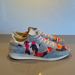 Philippe Model skor - Camo - Tjena, säljer nu dessa riktigt sällsynta och feta philipe model skorna. Riktigt skön sula, perfekta till vintern. Colorwayen är väldigt sällsynt så passa på! - skorna passar för dig som har mellan 43/45 - skick 7/10. Byten är intressant! 