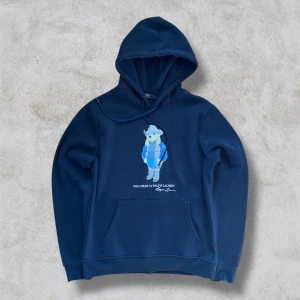 Ralph lauren polo bear hoodie  - En skit snygg hoodie av märket Ralph Lauren med den ikoniska Ralph Lauren polo bear på magen. Tröja är i nästan nyskick och jag rekommenderar starkt till att köpa. Tveka inte att höra av er med frågor och kolla gärna in mina andra annonser, man får bra bundle pris om man köper mer än ett plagg🤩🤩🤩