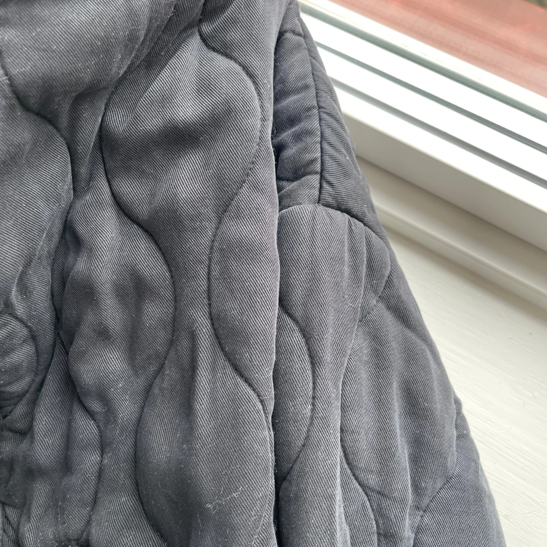 Svart quiltad jacka med dragkedja - 2