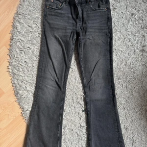 Svarta bootcut jeans från Gina Tricot - Snygga svarta bootcut jeans från Gina Tricot. De har en klassisk femficksdesign och en bekväm passform. Perfekta för en stilren look. Stl 146 passar mig bra som är 150cm