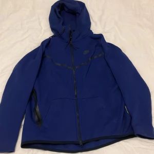 Blå nike tech fleece hoodie - Storlek Large, använd ungefär 10 gånger, inga fläckar och den är inte urtvättad heller så den har fortfarande den snygga blåa färgen kvar. Köpte den för 999, 