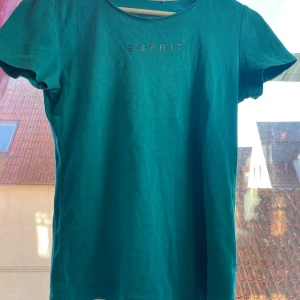  t-shirt från Esprit - Snygg turkosa t-shirt från Esprit med korta ärmar och ett tryck av märkesnamnet i små diamanter på bröstet.  Perfekt för en 2000 - talets stil🤗