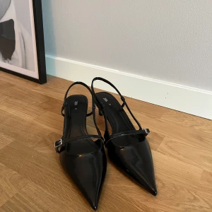 Spetsiga svarta klackar  - Fina klackar från Zara som inte kommit till användning mer än en gång inomhus, storlek 40