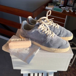 Brunello Cucinelli sneakers - Ljusblåa suede sneakers från Brunello Cucinelli. Nyskick - går att putsa sulan för att återställa till nya (Ser gulare ut på bild än i verkligheten) Storlek 41/42. Nypris 860€ ≈ 9.650 SEK. Box och borste ingår. Dm för frågor eller bilder.