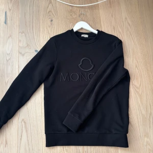 Svart sweatshirt från Moncler - Säljer nu min moncler sweatshirt i st s. Tröjan är så gott som ny. Säljs på grund av att jag har växt ur den. Vid fler frågor/bilder så tveka inte på att skriva!