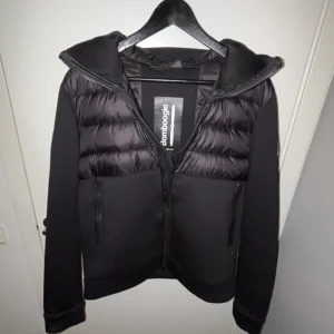 Bomboogie Cardigan - Tja, säljer en snygg svart cardigan storlek S med huva från Bombboogie. Perfekt för våren. Nypris 3100kr. Använd fåtal gånger, inga defekter. Priset kan diskuteras vid snabb affär.