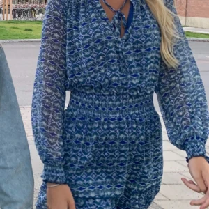 Blå mönstrad klänning från zara - Snygg blå klänning med ett fint mönster och långa ärmar. Klänningen har en smickrande passform med resår i midjan och en volangdetalj vid kjolen. Perfekt för en somrig dag eller en kväll ute.😍😍