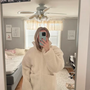  Teddyjacka  - Mysig teddyjacka från NAKD med storlek 36. Aldrig använd med lappen kvar, ca 600 kr nypris. (lånade bilder)