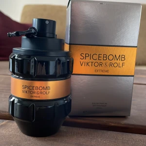 Spicebomb Extreme från Viktor & Rolf - Säljer en flaska Spicebomb Extreme från Viktor & Rolf. Flaskan har en unik design som liknar en granat, med en svart och orange etikett. Perfekt för den som gillar kryddiga och intensiva dofter. Parfymen är väldigt omtyckt bland tjejerna! Flaskan rymmer 90 ml varav 80 ml+ finns kvar (se andra bilden) 