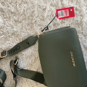 Väska från Valentino - Helt oanvänd & snygg axelremsväska från valentino med prislapp kvar. Köptes för 2000kr men säljer till fint pris  då jag inte vet ifall den är svår att få såld. Priset kan diskuteras💕 skriv vid frågor