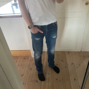 Replay grover - Säljer dom här riktigt feta replay anbass jeansen | Märke: Replay | Modell: Grover | Skick: 9/10 | Storlek: 31/32 | För frågor är det bara att skriva |