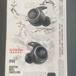 JBL Flow pro  - Ett par JBL FLOW PRO trådlösa hörlurar med bluetooth, riktigt sköna och fungerar perfekt, öppnad och testade en gång annars helt nya. Brusreducering finns, vattentäta och långt batteritid. Originalpris ligger på 1399