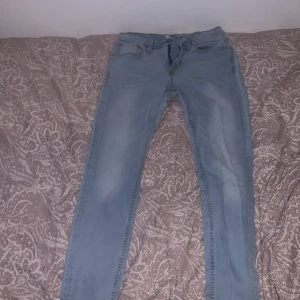Ljusblå jeans från lager 157. Används 1 gång  - Säljer ett par ljusblå jeans från lager 157 i storlek M. De har en klassisk femficksdesign med knapp och dragkedja framtill. Perfekta för en avslappnad stil.
