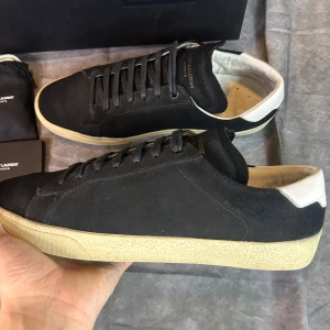 Helt nya saint laurent SL/06 - Endast testade och därmed 10/10 nyskick |,kort medföljer | size 43 | fraktar inom 24 timmar spårbart med postnord eller instabox |