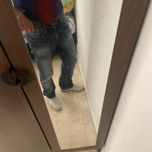 Nudie jeans - Jättefin åldring på dessa nudie jeans. Fint skick förutom åldringen! Modellen är 173 54 kg!