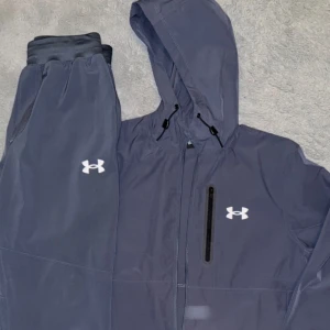 Svarta träningsbyxor från Under Armour - Under armour dress DET ÄR HELA DRESSEN! Storlek L men passar även dig som har XL jag är 193 och den sitter som en blomma i öknen 