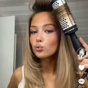 Björn Axén värmeborste - Säljer min Björn Axén värmeborste pga att den inte kommer till andväning storlek 38! Kom privat om du undrar något pris går att diskutera❣️