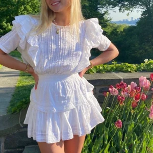 Loveshackfancy Natasha Dress - Så söt Loveshackfancy klänning, helt oanvänd med prislapp kvar!Det står storlek M i men sitter som en XS, har andra klänningar från samma märke i XS och denna är mindre. 💐Nypris ca 3500kr. Använder endast Swish och inte köp direkt. Postar spårbart såklart💞