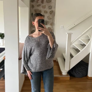 Grå stickad tröja - Säljer en mysig grå stickad tröja med en lös passform. Tröjan har långa ärmar och en rund halsringning. Köpt second hand ❣️sitter som vanlig storlek S/M
