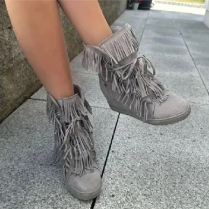 Grå boots med fransar storlek 36-40 - As snygga gråa franskor!!! Snygga grå boots med kilklack och fransdetaljer. Skorna har snörning framtill och är tillverkade i mocka. Perfekta för en trendig look.