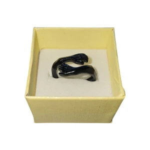 Svart ring med handdesign - Unik svart ring med en kreativ design som föreställer två händer som möts. Perfekt för att ge en stilfull och modern touch till din look. US 6 eller 16.5 mm
