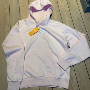 NY ljusrosa hoodie  - Helt ny ljusrosa hoodie med lapparna kvar.                                                   Märke: Gina Tricot                                       Storlek: 158/164(som en XS/S)               Färg: ljusrosa