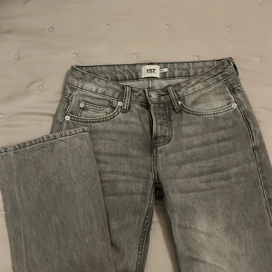 Grå jeans från 157 - Gråa jeans från lager 157 i storlek xxs som jag tycker passar xs också. Innerbensläng: 80cm midja: 35cm