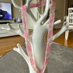 Rosa och vita nytt pärlhalsband. Handgjort - Charmigt handgjort halsband med rosa och vita pärlor i ett blommigt mönster. Perfekt för att ge en färgglad touch till din outfit. 