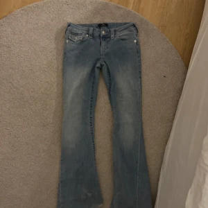 Ljusblåa true religion jeans - Dom är inte slitna längst ner och dom är uppsydda pga att di var för korta men annars super fina💖