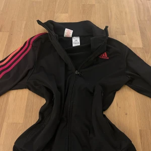 Svart zipup från Adidas - Säljer denna från adidas. Super bra skick! Jätte fin zipup
