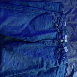 Blå jeans från Jack & Jones - Snygga blå jeans från Jack & Jones med en tapered passform. De har klassiska fem fickor och en knappgylf. Perfekta för en avslappnad stil. Nypris 999 W30 L32 lite mer på den mörkblå sidan