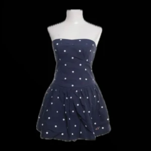 Mörkblå prickig klänning  - Söt mörkblå axelbandslös klänning med vita prickar. Perfekt för sommaren. Bra skick💗