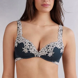 Mörkblå intimissimi bh  - Gioia pretty flowers push up bh från intimissimi, super fina spets detaljer, alltid slutsåld, använd 3 gånger, original pris 599kr 