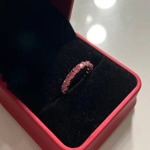 Guldring med rosa stenar - Elegant guldring prydd med flera rosa stenar, perfekt för att ge en färgklick till din stil. 