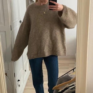 Mohair tröja från hm - Tröjan är storlek M och har vanligtvis xs/s så stor på mig. Använd ca 4 gånger så i fint skick, legat ihopvikt ett tag. 