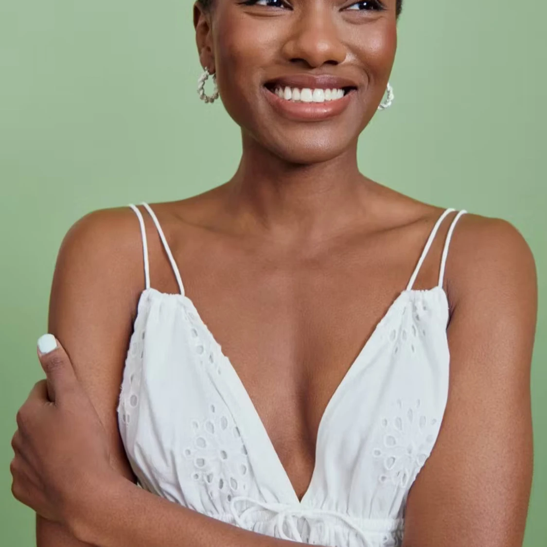 Vit sommarklänning med spetsdetaljer - 2